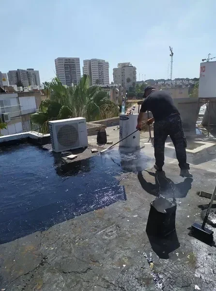 עבודת זיפות גג מקצועית — פועל מבצע איטום גג שטוח