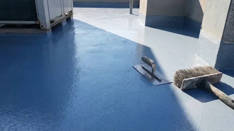 פרויקט איטום גג באילת — שכבת איטום מקצועית על גג בטון תחת שמש המדבר